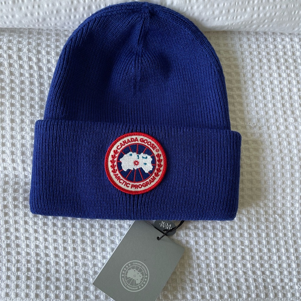 Canada Goose Arctic Disc Toque Beanie in Bleu Pacifique. O/S. NWT!!